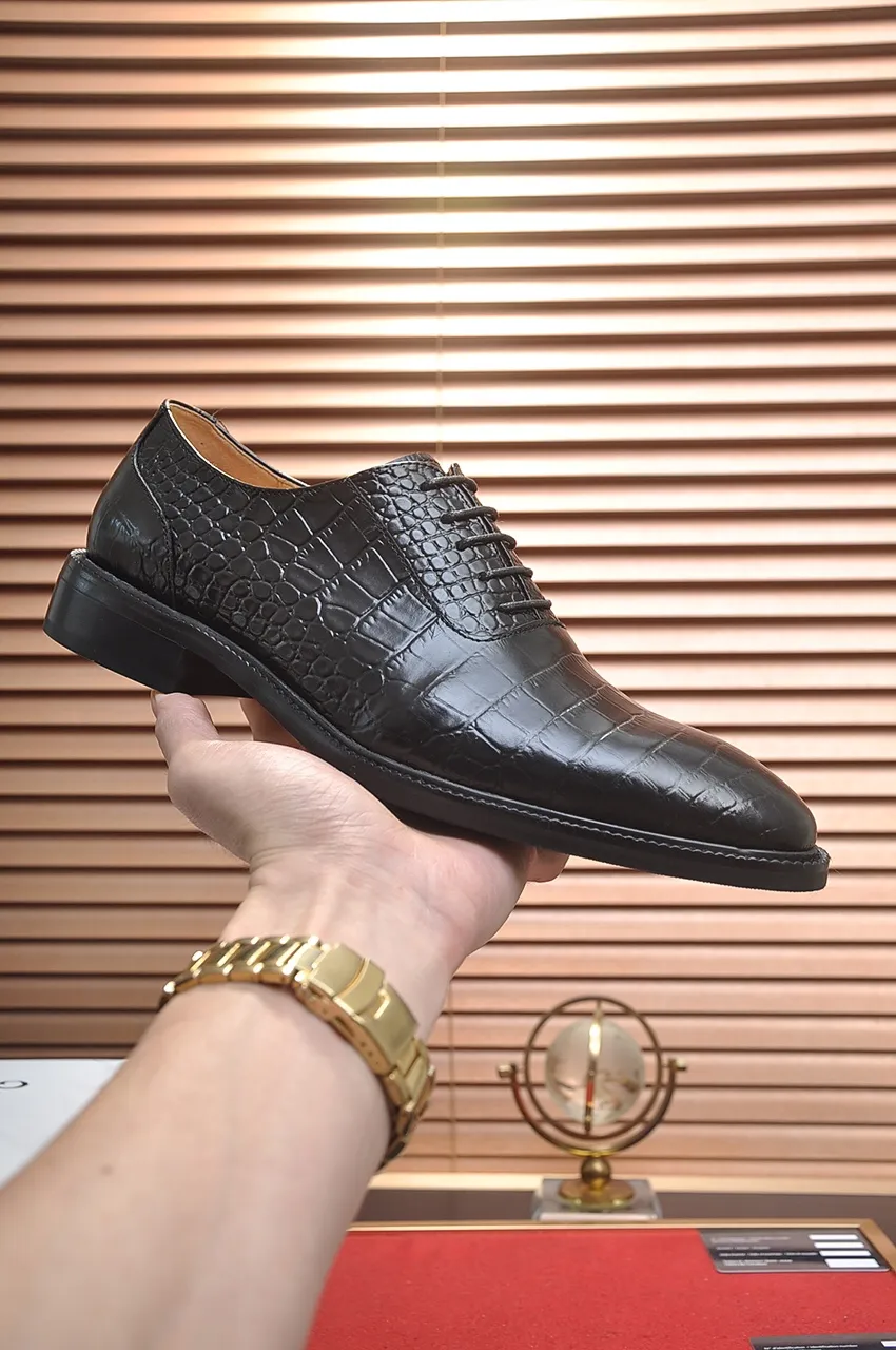 Men's shoes💰540💶Italy's top luxury men's shoe giant (GUCCI) (Gucci) (full cowhide lining) new arrival🍃Original European style🔰 Pleasant to the eye😍In order to make the shoes more durable and non-deformable🌀The production continues to follow traditional methods but there is still no lack of innovation💪Choose original sheepskin for the leather♻️ Smooth and natural And extra bright ⭐Made of imported cowhide, the first choice of rich people 38-45 (45 customized)